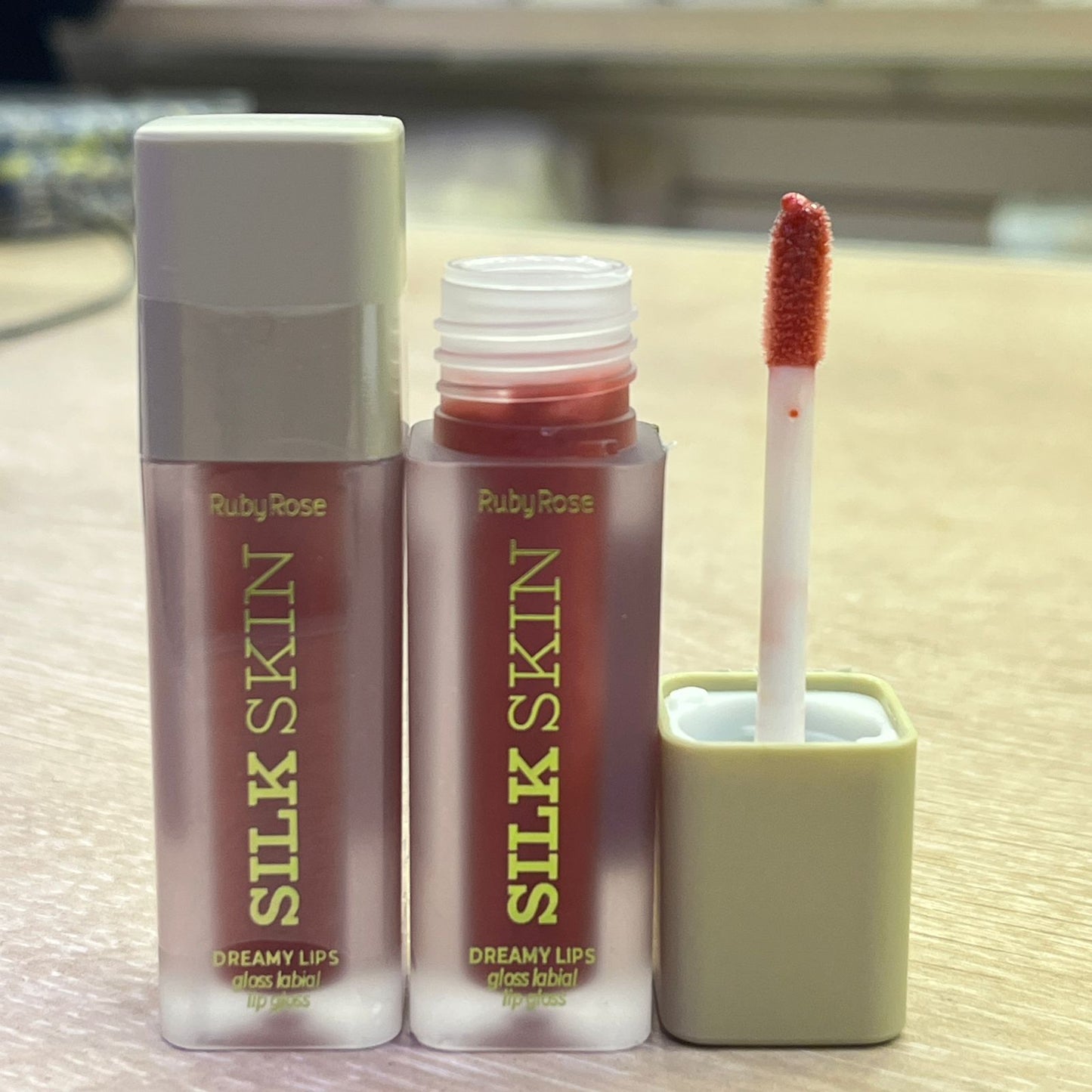 LIP GLOSS SILK SKIN DREAMY LIPS RUBYROSE HB-F7200